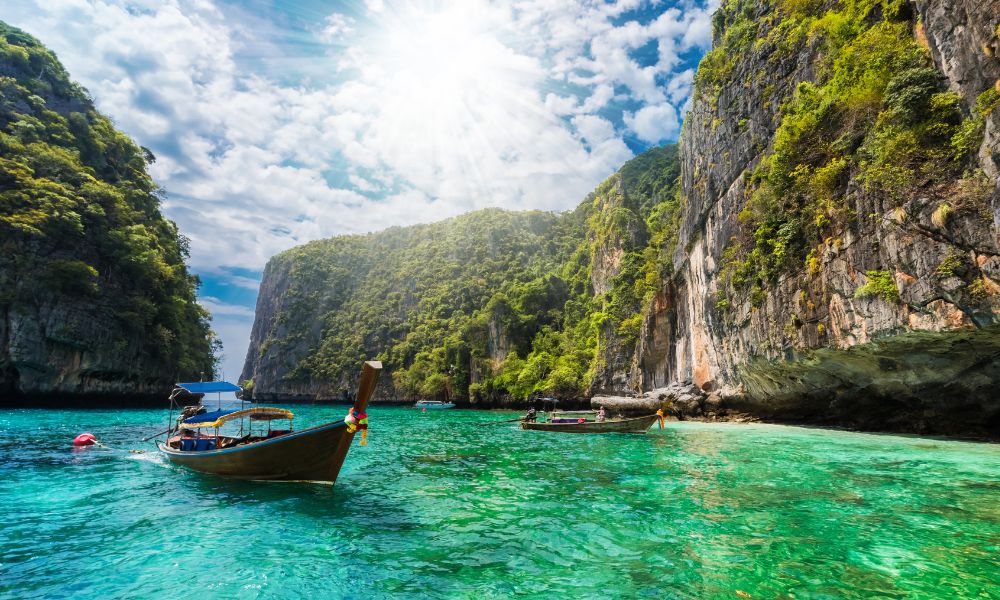Bao quanh bởi biển Andaman