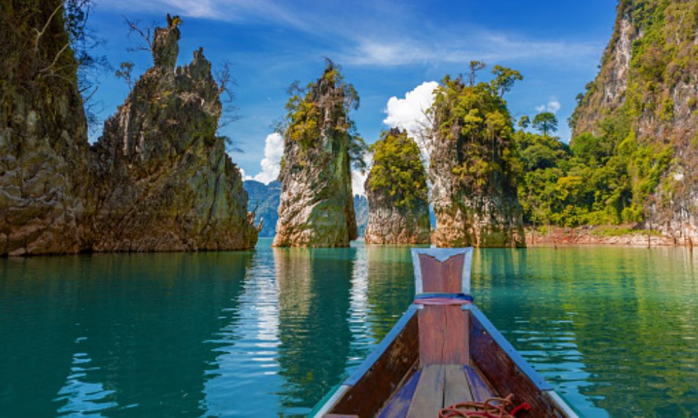 Đi thuyền trên hồ Cheow Lan
