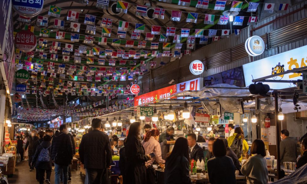 15 địa điểm du lịch Seoul không thể bỏ qua trong năm 2026 9 hình ảnh đông đúc tại chợ Gwangjang
