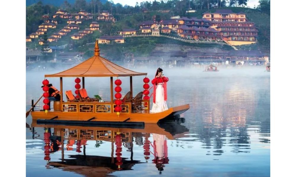 Nên trải nghiệm đi thuyền gỗ trên hồ
