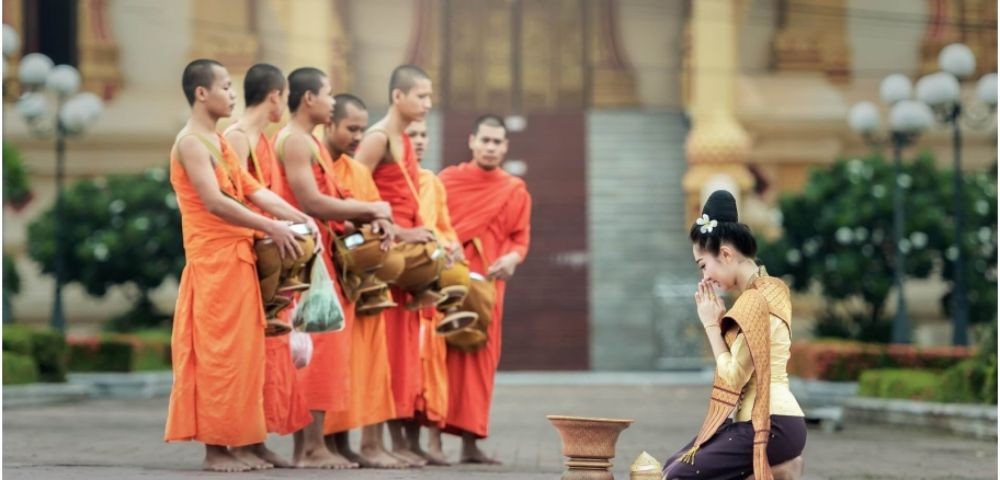Những điều cấm kỵ trong văn hóa Thái Lan du khách cần biết 6 Phụ nữ không được chạm vào nhà sư