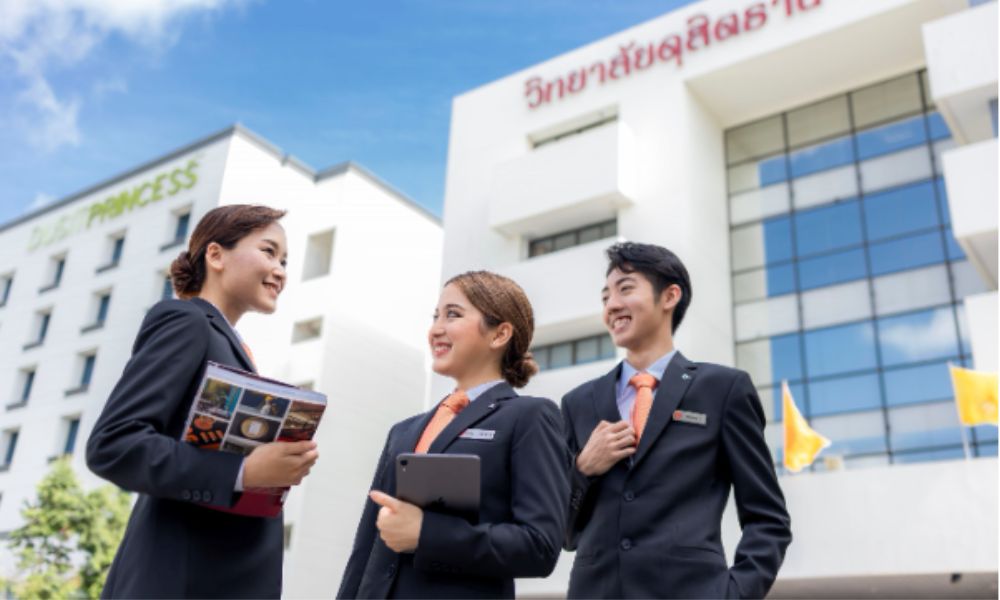Sang Thái Lan làm việc