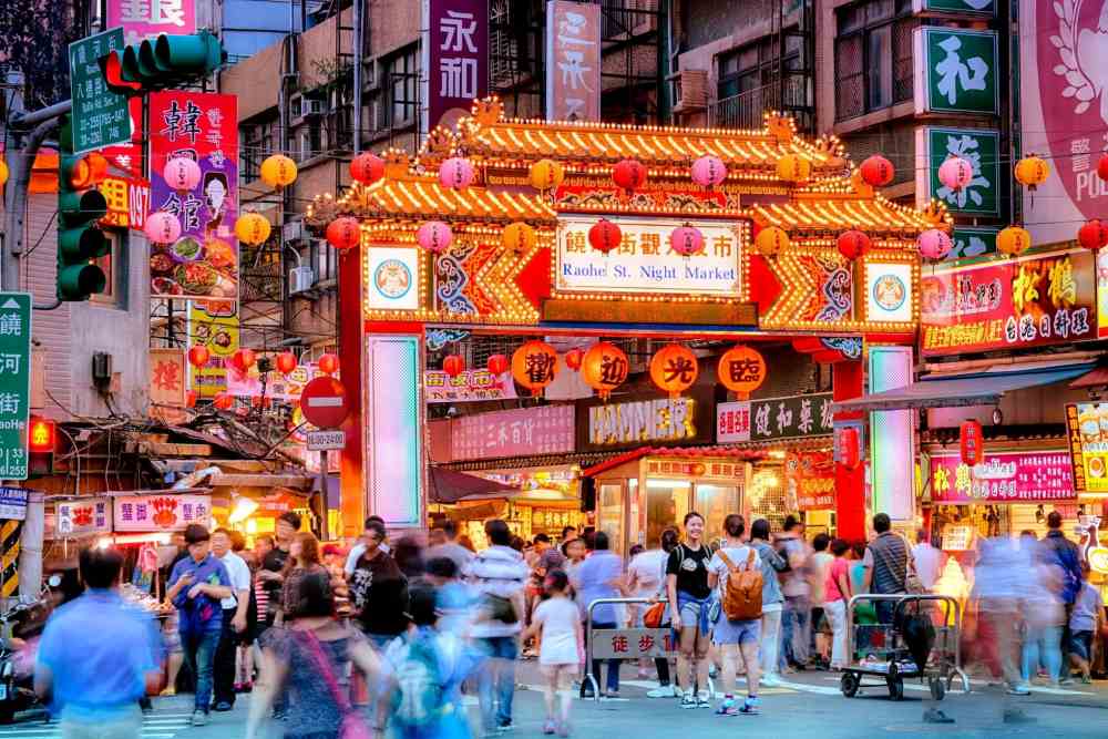 Tokyo về đêm có gì đặc biệt so với ban ngày?